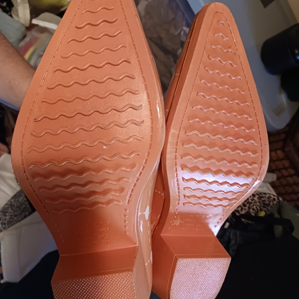 Stylish Tan Patterned Women's Winter Boots - Picture 4 of 5